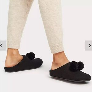 Fitflop NWT Chrissie Pom Pom Black Slippers size 8. New in box.
